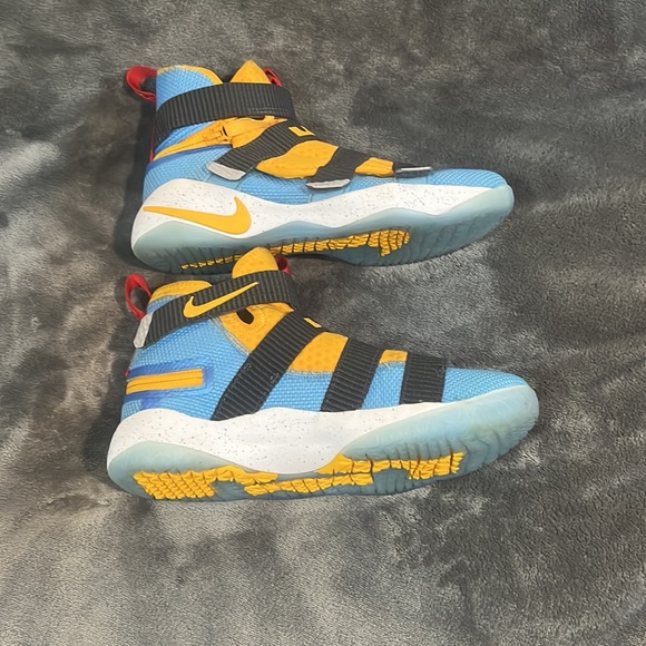 Lebron Soldier 11 FlyEase GS Sz 6.5Y University Gold/Blue EUC AJ6985-700 - Picture 3 of 6